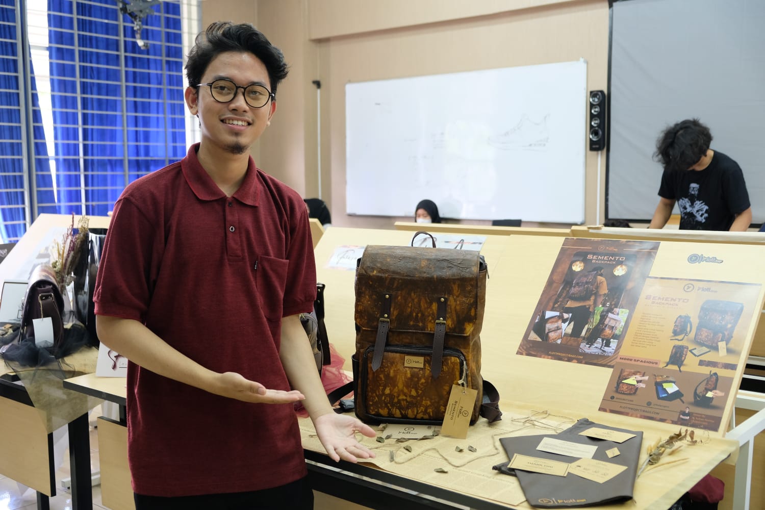 Muhammad Sufyan Mumtaz, salah satu mahasiswa Despro ITS, mempersembahkan hasta karya miliknya dalam Pameran Akhir Semester