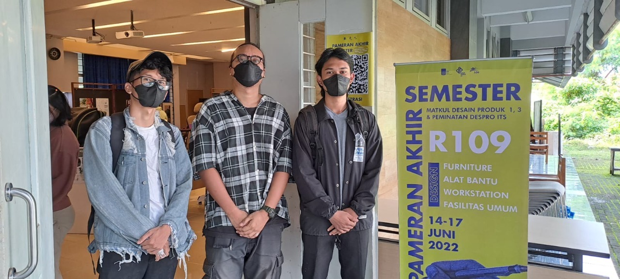 M Yoma Alief Samboro ST MDs (tengah) bersama mahasiswa Despro ITS di Pameran Akhir Semester