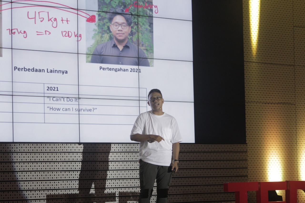Gandhi Surya Buana, mahasiswa Departemen Sistem Informasi ITS angkatan 2018 saat tampil menyampaikan materi Berani Berbicara di panggung TEDxITS