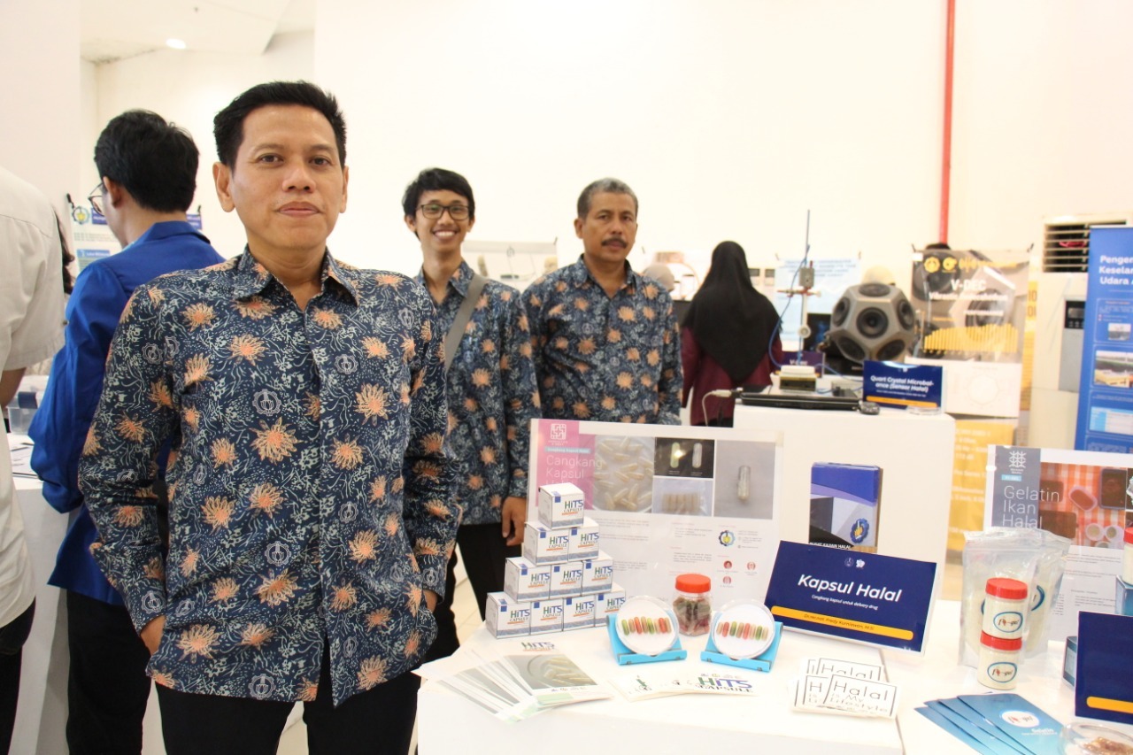 Kepala Departemen Kimia ITS Prof Dr rer nat Fredy Kurniawan MSi (depan)