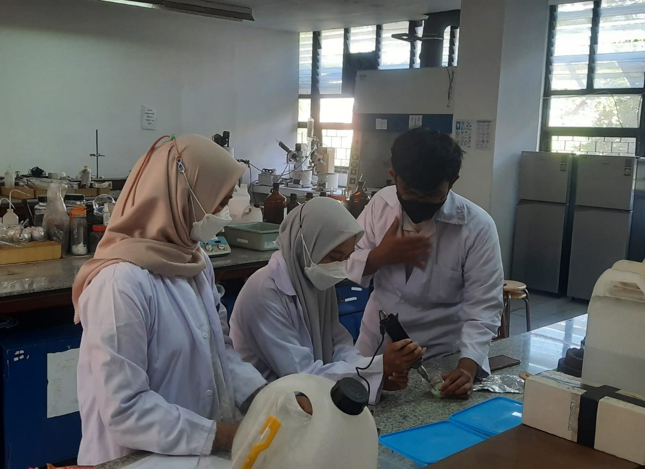 Aktivitas di salah satu laboratorium yang disiapkan untuk program studi Sains Analitik dan Instrumentasi Kimia ITS