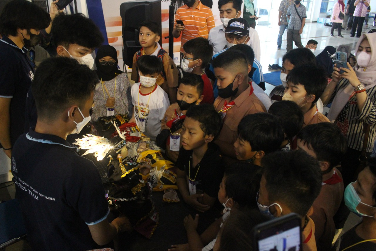 Pengenalan robot tari dari Tim -Rose ITS kepada siswa-siswi SD dalam kegiatan Visitasi Robot di Gedung Pusat Robotika ITS