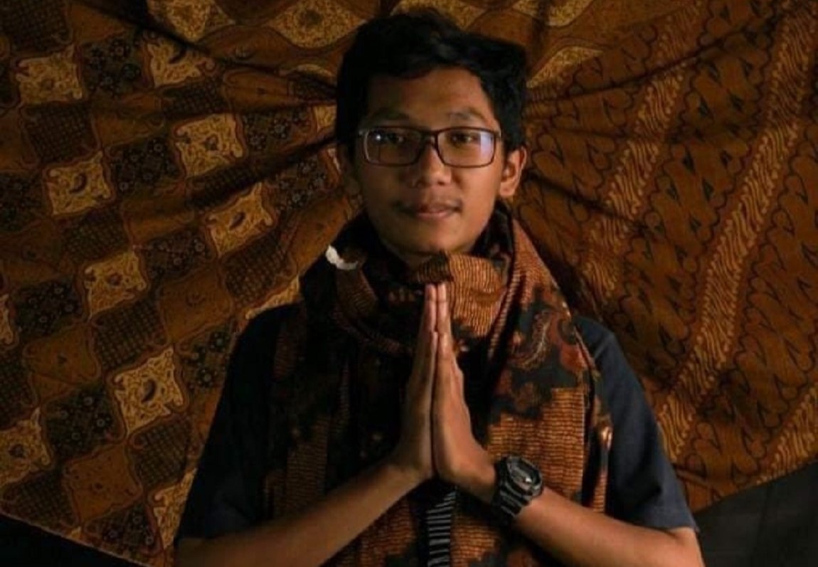 Masy' Aril Aulia Firman Andrianto, an ITS Visual Communication Design student who won first place at the Erlangga Art Awards 2022 in the Best Documentary Film category
