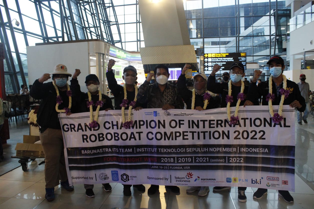Tim Barunastra ITS bersama Direktur Kemahasiswaan ITS Dr Imam Abadi ST MT (tengah) sesaat setelah tiba di Bandara Internasional Soekarno- Hatta