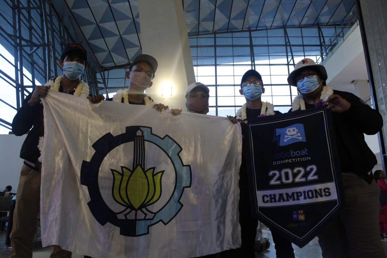 Tim Barunastra ITS yang berhasil raih gelar Juara Umum dalam ajang tahunan bertaraf dunia International Roboboat Competition (IRC) 2022 di Florida, Amerika Serikat saat tiba di Bandara Internasional Soekarno Hatta