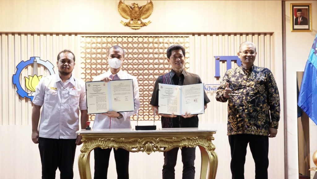 Wakil Rektor IV ITS Bambang Pramujati ST MSc (dua dari kanan) dan Presiden DPP APEDI Indonesia Moh Irfan (dua dari kiri) usai penandatanganan Memorandum of Understanding (MoU) di ITS