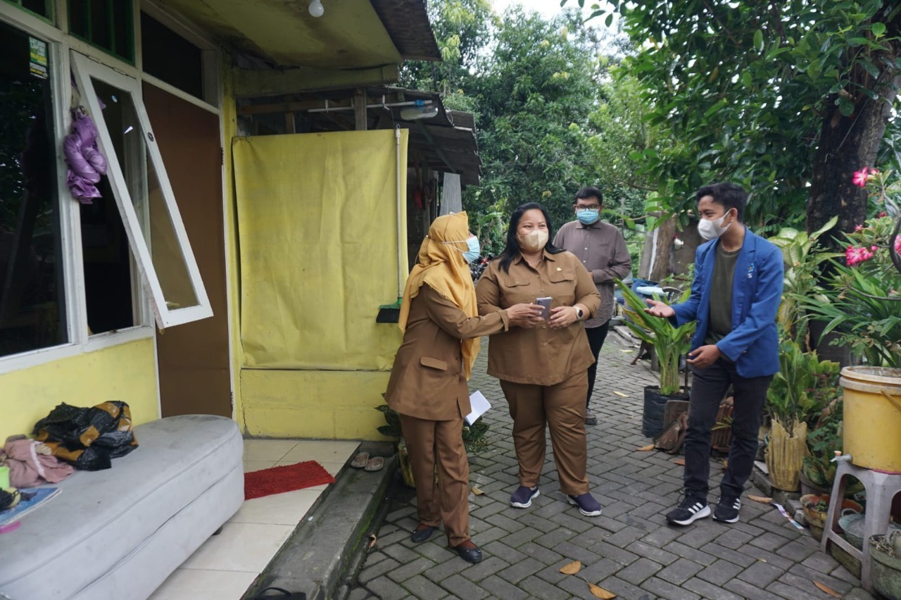 Tim Abmas ITS ketika melakukan survei lapangan ditemani dengan perwakilan perangkat kelurahan