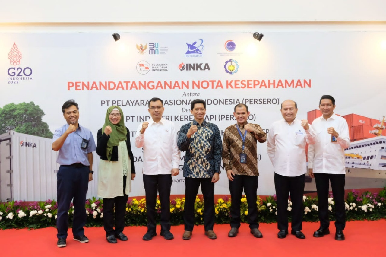 Wakil Rektor IV ITS Bambang Pramujati ST MSc Eng PhD (tengah) bersama perwakilan dari kementerian dan pihak yang terlibat dalam kerja sama seputar pengembangan teknologi reefer