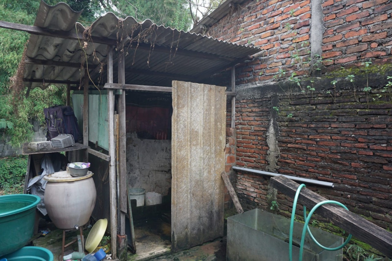 Salah satu kamar mandi yang disurvei pada KKN Abmas 1.000 Jamban oleh tim ITS