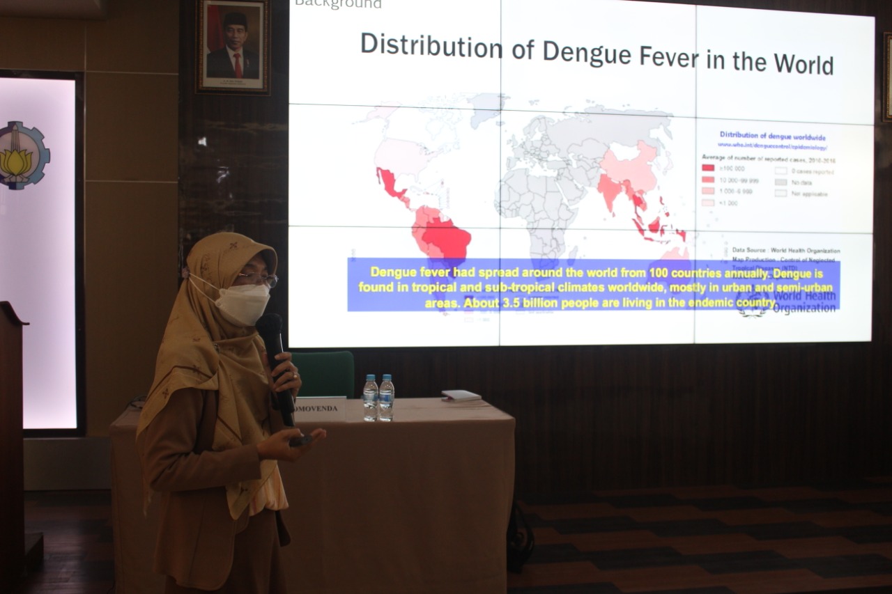 Dr Wiwik Anggraeni SSi MKom saat mempresentasikan disertasinya tentang memanfaatkan media sosial untuk memprediksi jumlah kasus DBD di Indonesia