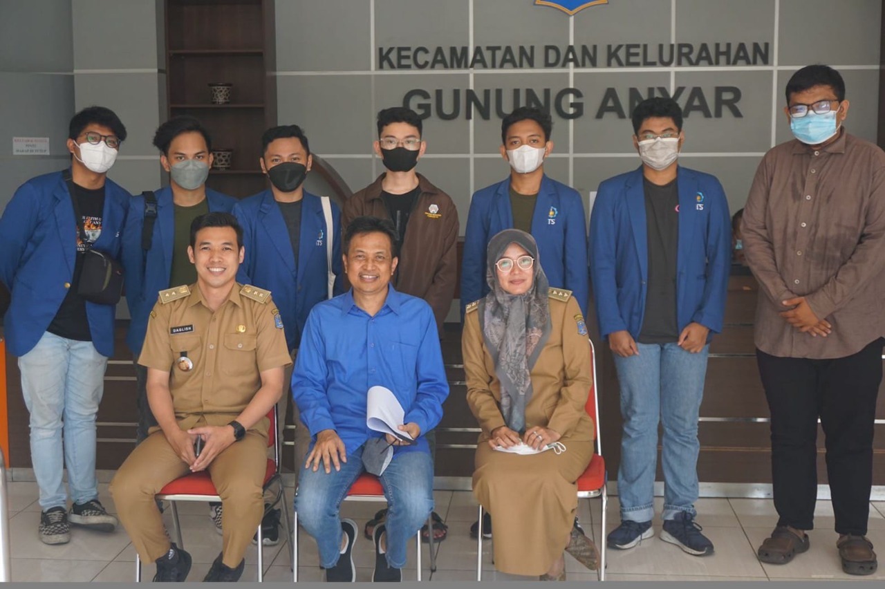 Ir Eddy Setiadi Soedjono Dipl SE MSc PhD (duduk tengah) bersama pejabat Kelurahan Gunung Anyar, Surabaya dan tim survei ITS ketika mengurus perizinan survei rumah penduduk