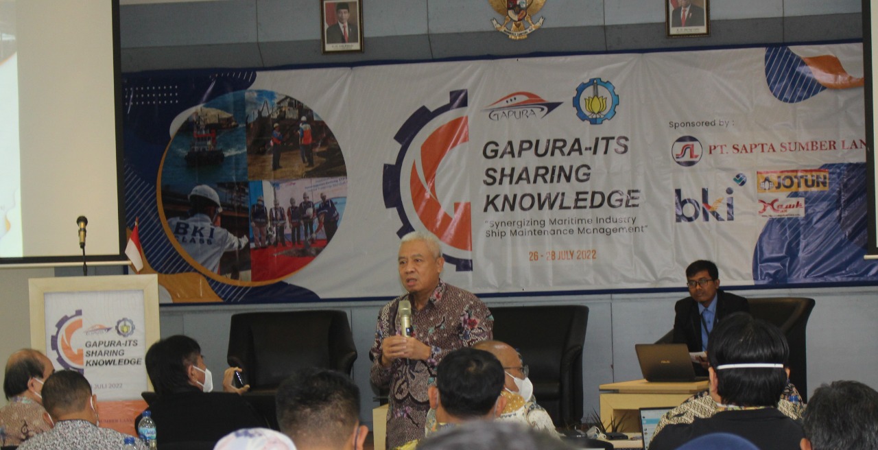 Direktur Operasi PT Biro Klasifikasi Indonesia (BKI) Mohamad Cholil (berdiri) menyampaikan pentingnya sinergitas dalam lingkup ekonomi kemaritiman