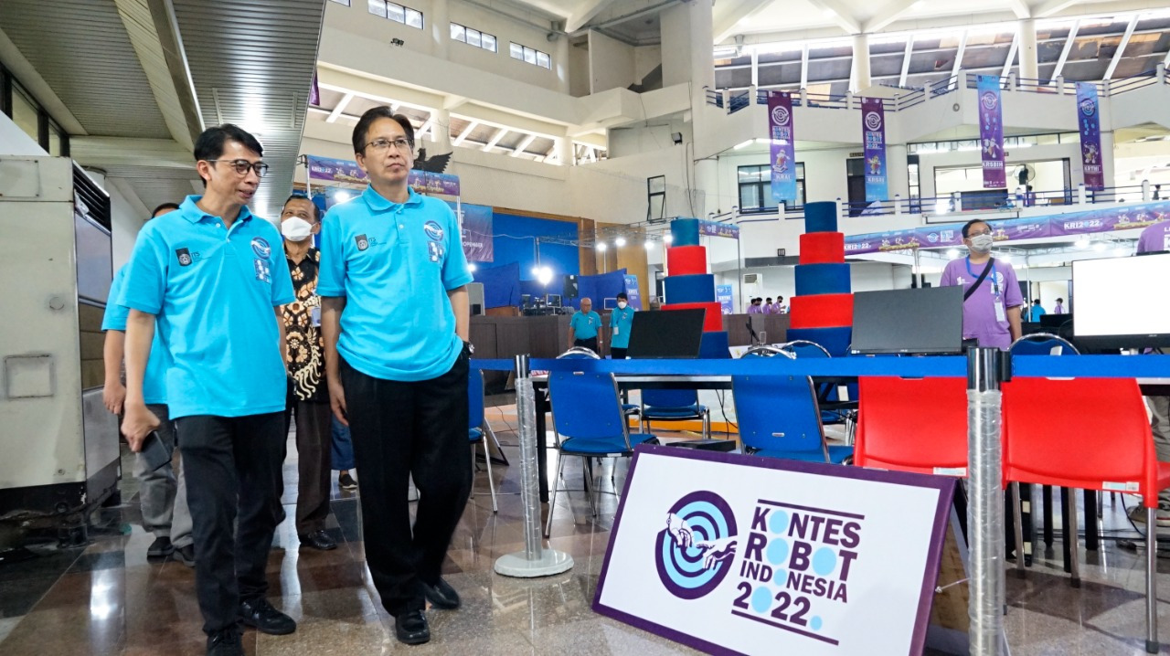 Rektor ITS Prof Dr Ir Mochamad Ashari MEng (kanan) bersama Plt Kepala Puspresnas dan Kepala Balai Pengembangan Talenta Indonesia Asep Sukmayadi saat meninjau arena lomba KRI 2022