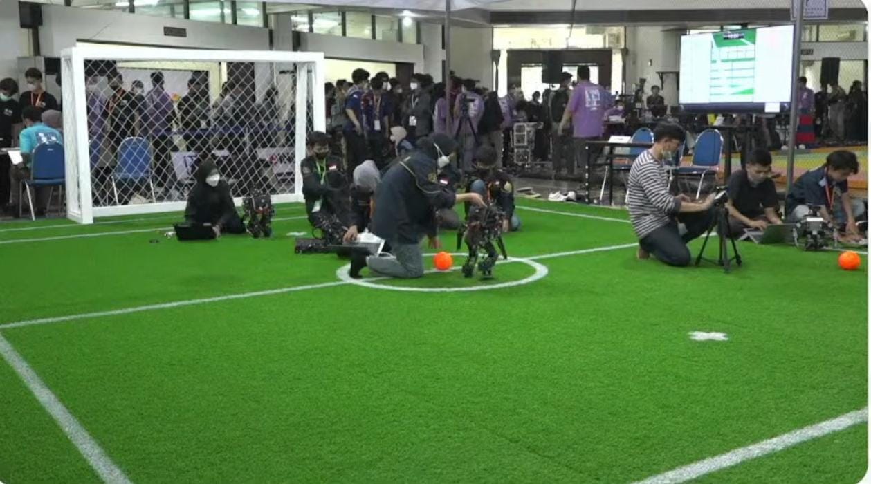 Running test tim robot sepak bola humanoid dari ITS, Ichiro, untuk persiapan laga esok hari