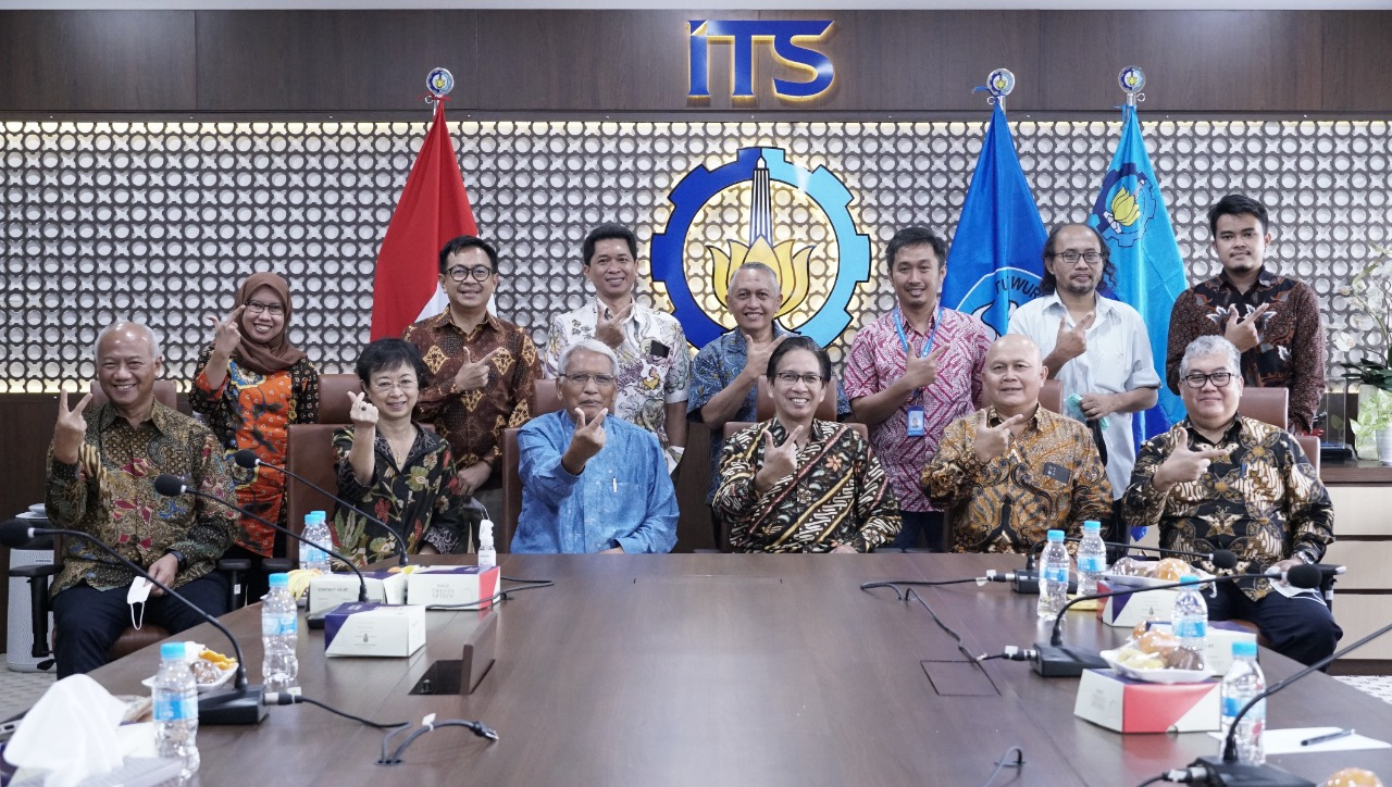 Foto bersama jajaran pimpinan ITS dan Universitas Prasetiya Mulya di Ruang Rapat Pimpinan, Gedung Rektorat ITS
