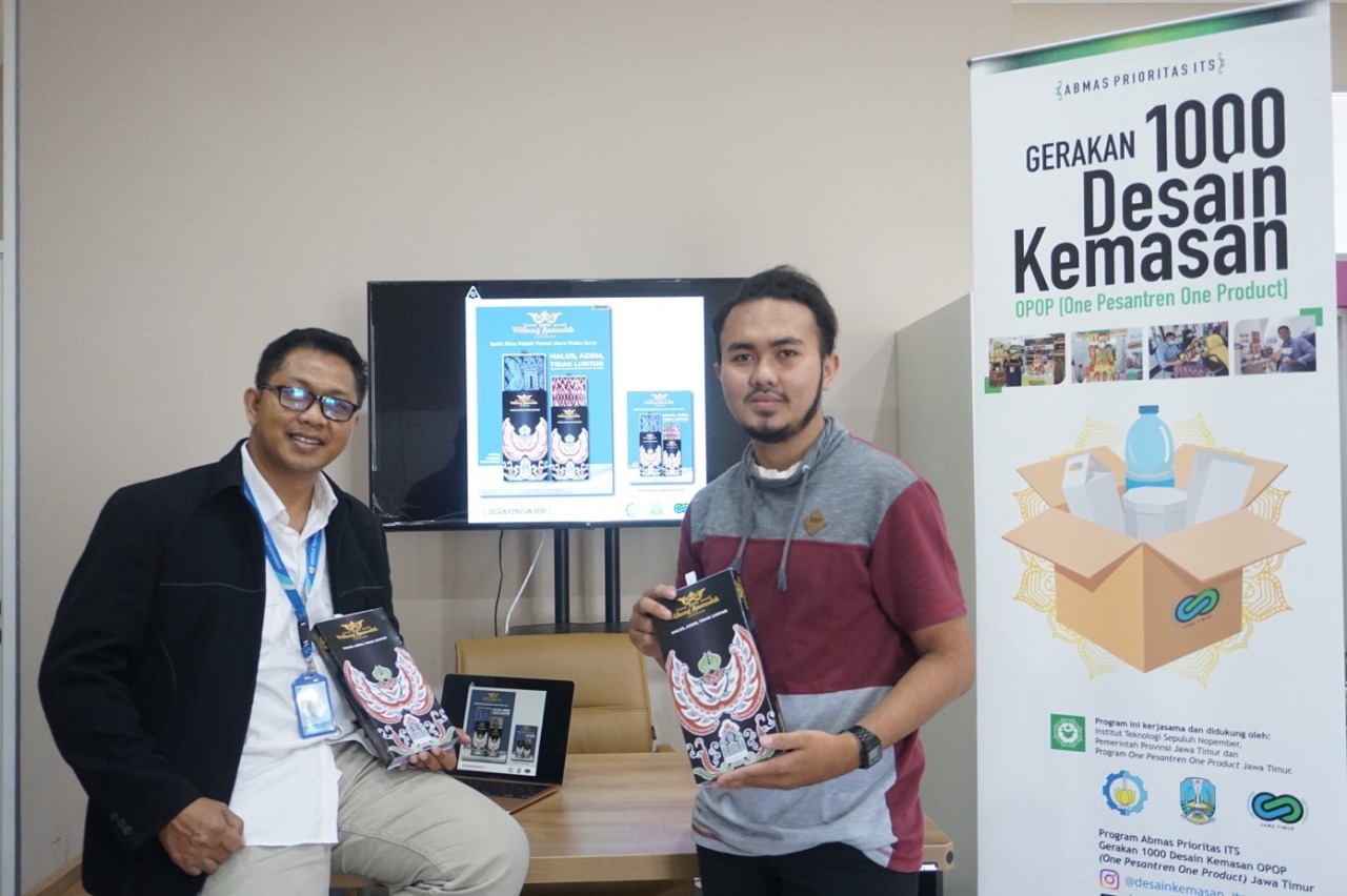 The head of the Abmas Movement for 1000 Packaging Designs from ITS Sayatman Ssn Msi (left) and Achmad Hufaf Dwi Ardana is showing off one of the packaging designs that have been made