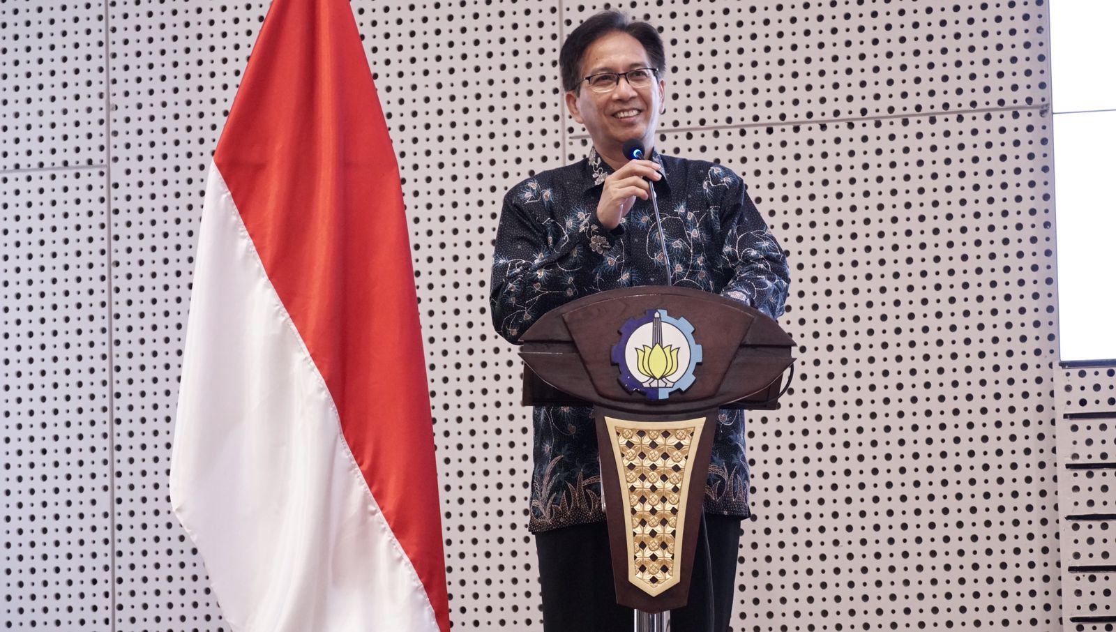 Rektor ITS Prof Dr Ir Mochamad Ashari MEng IPU AEng saat menyampaikan pidatonya di Auditorium Gedung Pusat Riset ITS