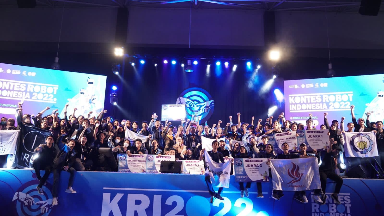 The entire ITS robotics team who have competed and become champions with the ranks of ITS leadership on the KRI 2022 closing ceremony stage at the ITS Robotics Center Building