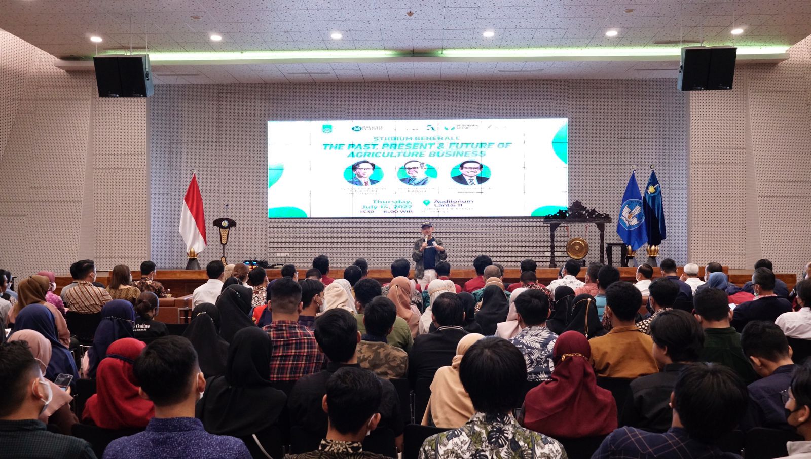 The atmosphere of the studium generale attended by several universities in East Java took place in the Auditorium of the ITS Research Center Building