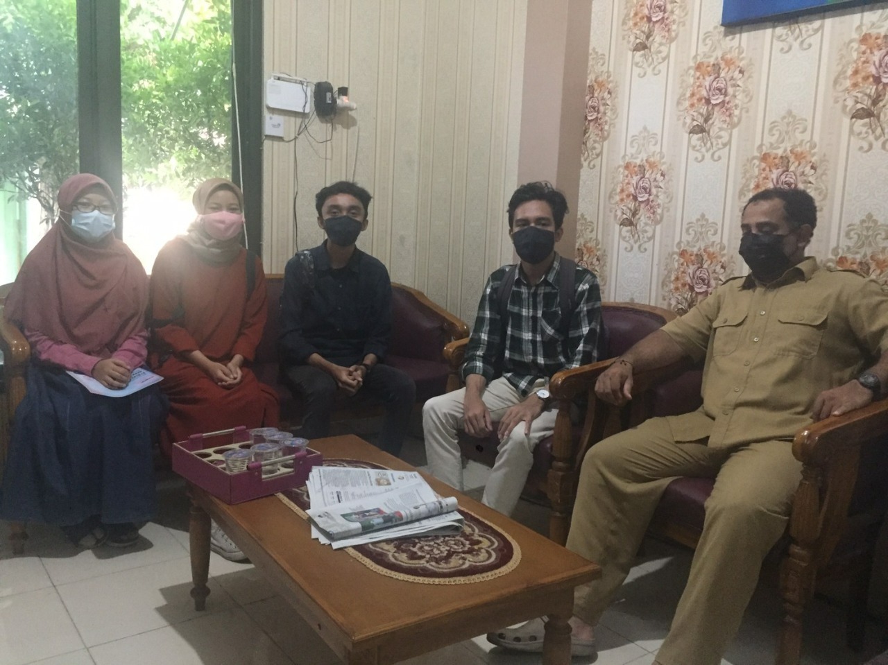 Tim Abmas ITS saat melakukan diskusi dengan perangkat desa terkait strategi branding Desa Gapurosukolilo, Gresik