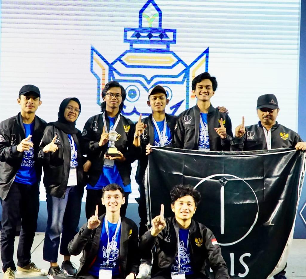 Tim IRIS ITS yang menjuarai Small Size League dalam RoboCup 2022 di Bangkok, Thailand