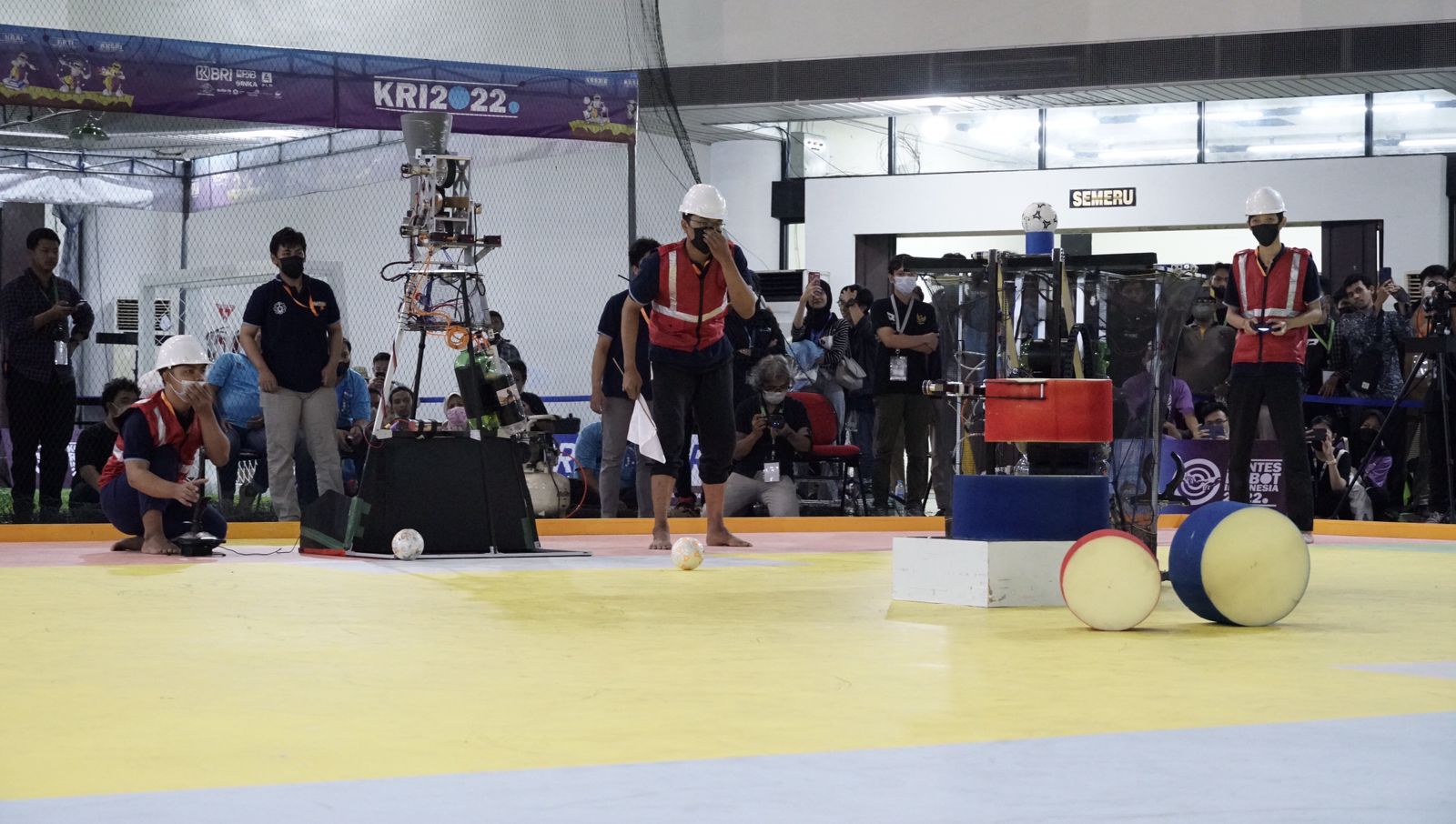 Tim RIDER ITS saat beradu dengan Institut Teknologi Bandung di babak final divisi Kontes Robot ABU Indonesia (KRAI) pada KRI 2022