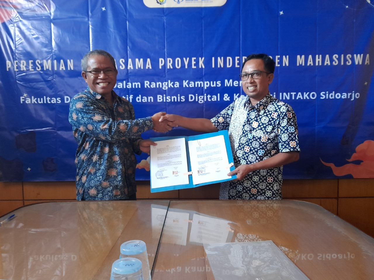 ITS FDKBD Dean Imam Baihaqi ST MSc PhD (left) and INTAKO Head Zainul Arifin shake hands as an official symbol of cooperation between ITS and Intako Tanggulangin