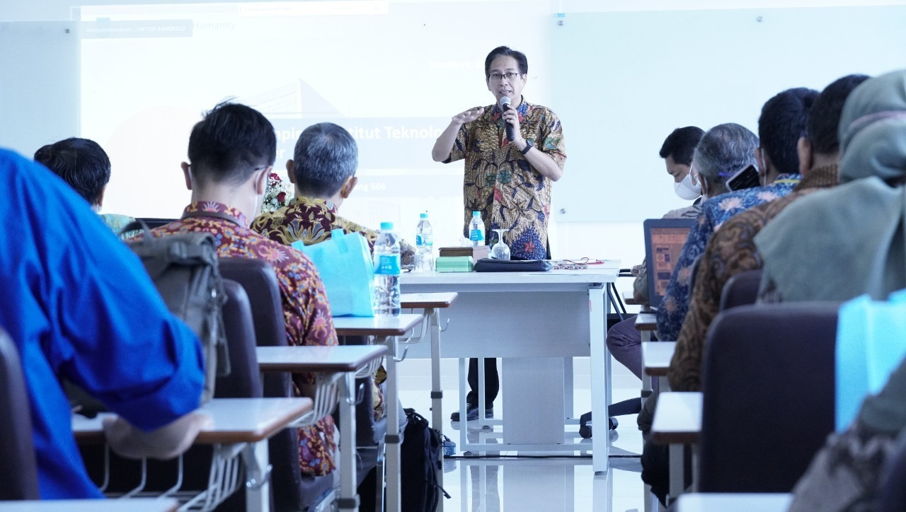 Rektor ITS Prof Dr Ir Mochamad Ashari MEng IPU AEng (tengah) menyampaikan sambutannya dalam rapat pimpinan bersama FSAD ITS