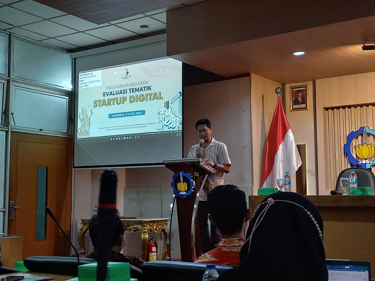 Wakil Rektor IV ITS Bambang Pramujati ST MSc Eng PhD saat memberi sambutan diskusi di Ruang Sidang Utama Gedung Rektorat ITS