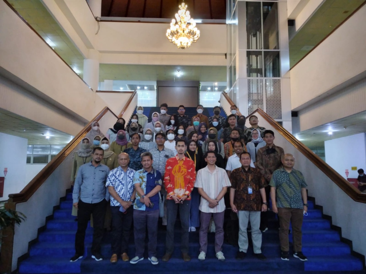 Foto bersama sejumlah pimpinan ITS dan jajaran perwakilan Kementerian PPN/Bappenas di lobby Gedung Rektorat ITS