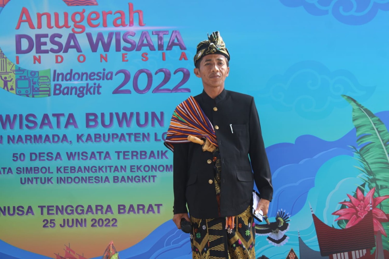 Kepala Desa Buwun Sejati Muhidin SAg saat menerima penghargaan Anugerah Desa Wisata Indonesia