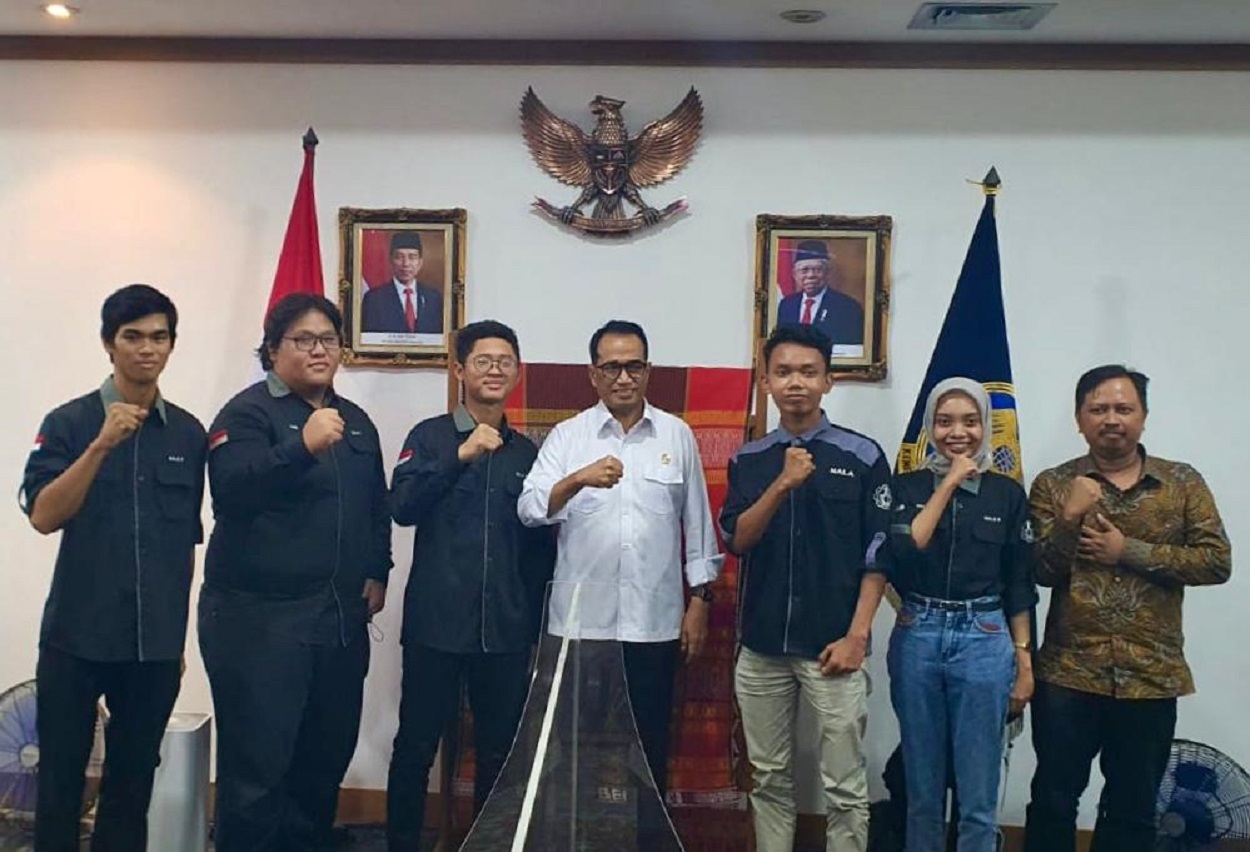 Menteri Perhubungan RI Dr (HC) Ir Budi Karya Sumadi (tengah) bersama Tim Barunastra ITS dan dosen pembimbing Dr Rudy Dikairono ST MT (kanan) di kantor Kementerian Perhubungan RI di Jakarta