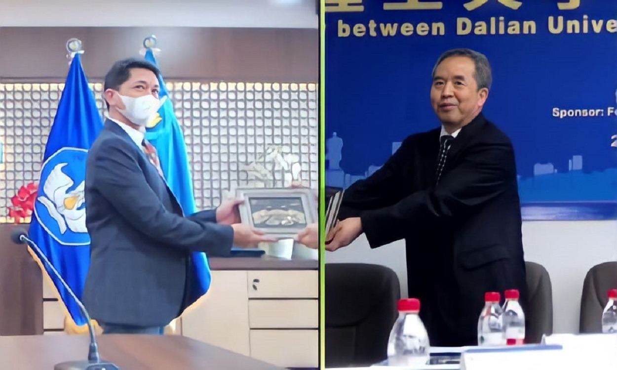 (dari kiri) Wakil Rektor IV ITS Bambang Pramujati ST MSc Eng PhD dan Executive Vice President of DUT Prof Jia Zhenyuan bertukar cinderamata secara virtual usai pemberian sambutan