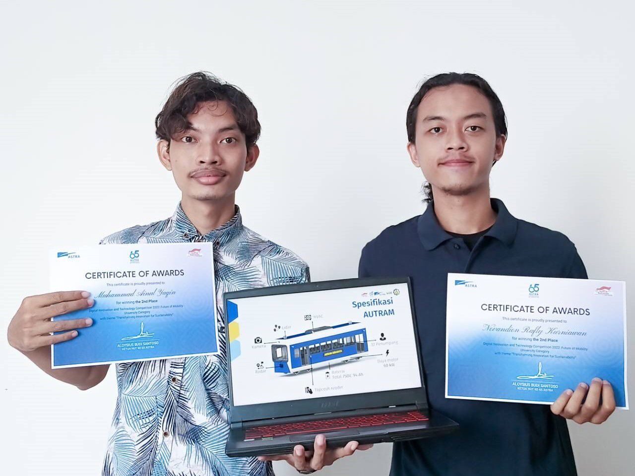 (from left) Muhammad Ainul Yaqin and Novandian Rafly Kurniawan are members of the ITS Solar Team, the initiators of the Autonomous Electric Tram (AUTRAM), also known as the driverless tram