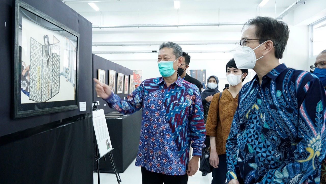 Rektor ITS Dr Ir Mochamad Ashari MEng IPU AEng (kanan) bersama Konsul Jenderal Jepang di Surabaya Takeyama Kenichi saat meninjau pameran budaya yokai di Departemen Desain Interior ITS