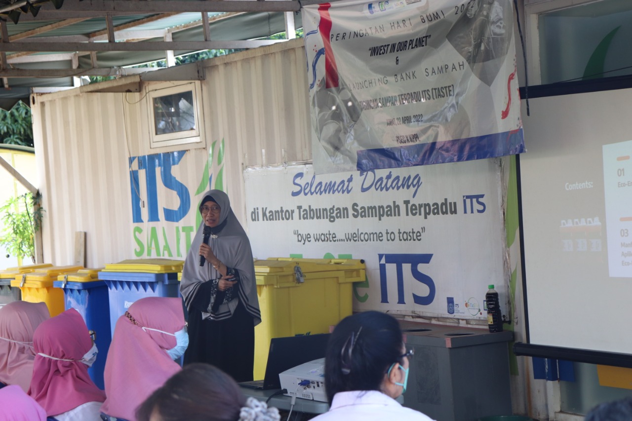 Dosen Biologi ITS Dr N D Kuswytasari Ssi MSi sedang memaparkan materi mengenai Eco Enzyme