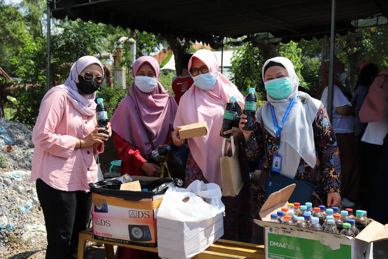 The participants seemed enthusiastic about showing off their Eco Enzyme liquid