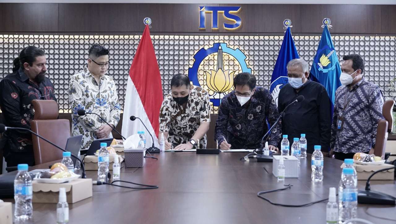 Co-founder dan Director BTI Defence Peter Tjahjono (tiga dari kiri) dan Rektor ITS Prof Dr Ir Mochamad Ashari MEng (tiga dari kanan) saat menandatangani MoU di Gedung Rektorat ITS