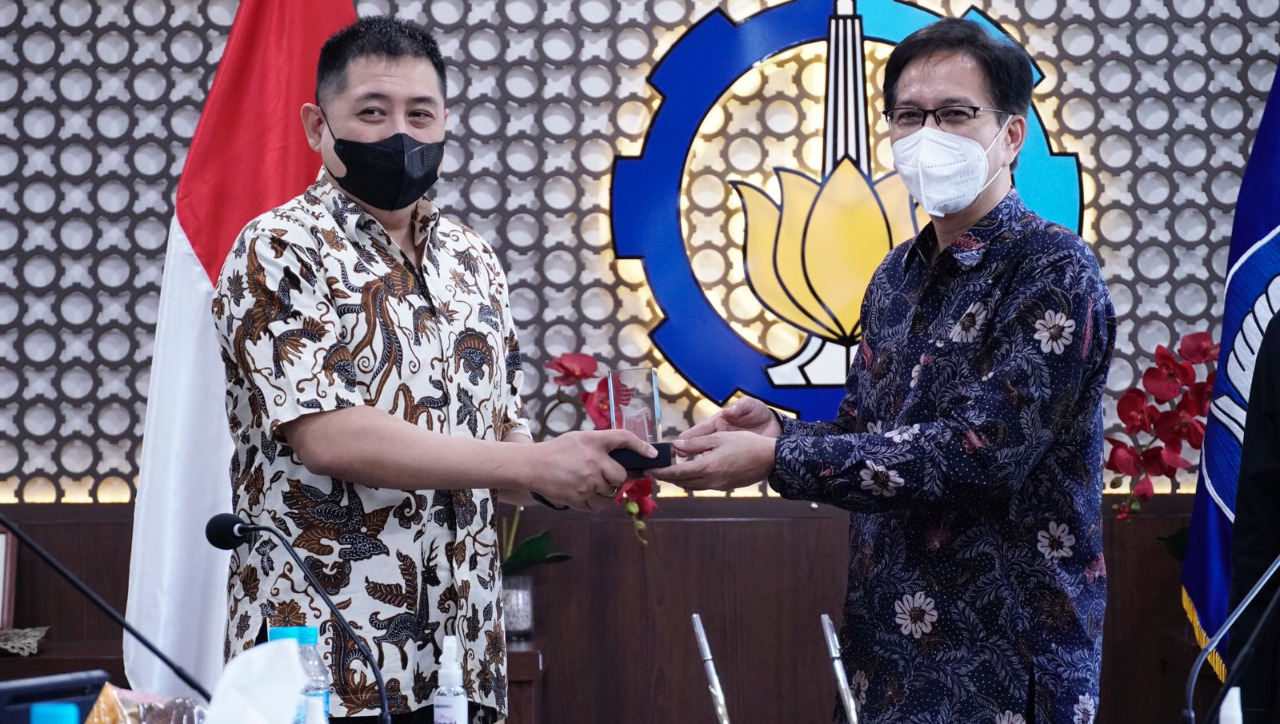 Rektor ITS Prof Dr Ir Mochamad Ashari MEng IPU AEng (kanan) memberikan cinderamata kepada Co-founder dan Director BTI Defence Peter Tjahjono usai penandatanganan MoU