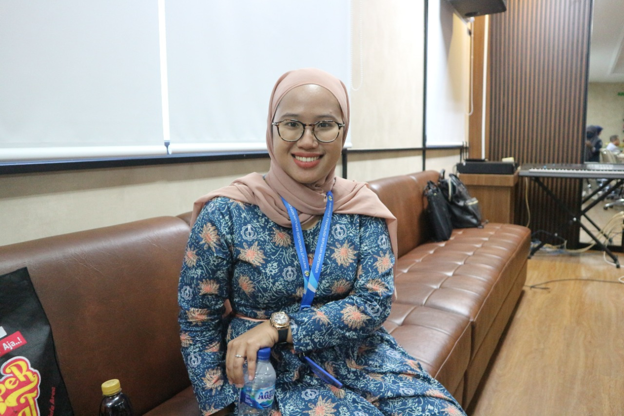 Azzah Dyah Pramata ST MT MEng PhD, Ketua Tim Abmas ITS dalam implementasi air purifier berbasis Nano-Copper di RSUD Ibnu Sina Gresik