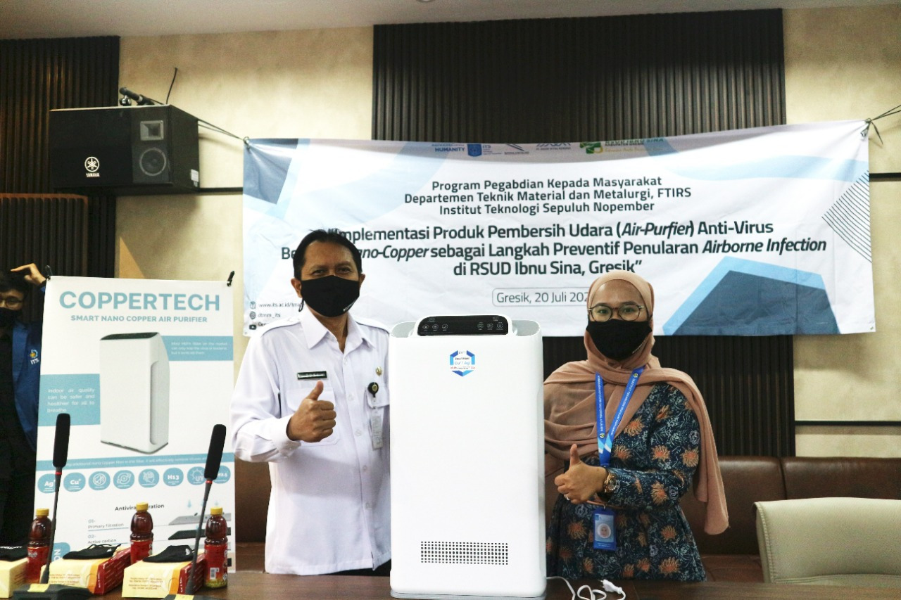 Serah terima air purifier Coppertech oleh Azzah Dyah Pramata ST MT MEng PhD (kanan) kepada Direktur Utama RSUD Ibnu Sina Gresik dr Soni