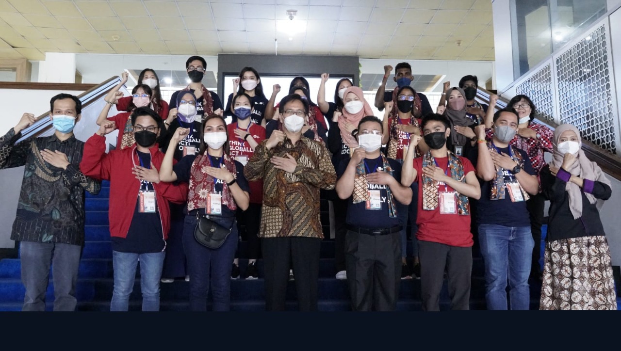 Rektor ITS Prof Dr Ir Mochamad Ashari MEng IPU AEng (tengah berbatik coklat) bersama para peserta CommTECH Camp Highlight 2022 di Gedung Rektorat ITS