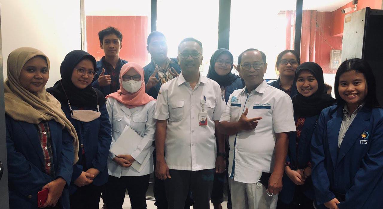 Mahasiswa magang mutualisme ITS bersama Kepala Departemen Teknik Instrumentasi ITS, Dr Ir Totok Suhartanto DEA (empat dari kanan) dan Kepala Dispendukcapil Kota Surabaya Agus Imam Sonhaji ST MMT (tengah berbaju putih)