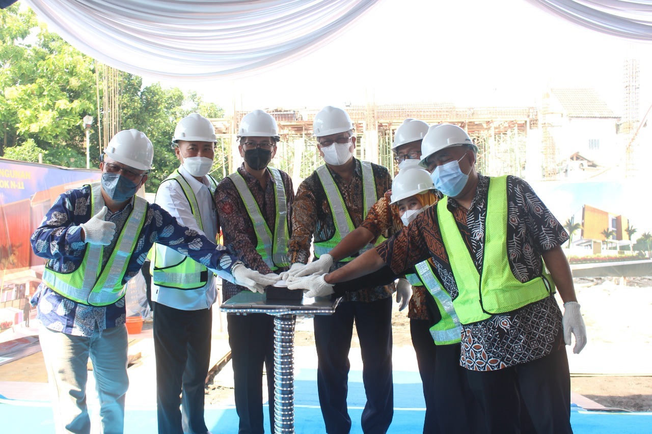 Penekanan tombol secara simbolis oleh Rektor ITS Prof Dr Ir Mochamad Ashari MEng, para mitra perusahaan, dan jajaran pimpinan ITS yang menandai dimulainya pembangunan flat