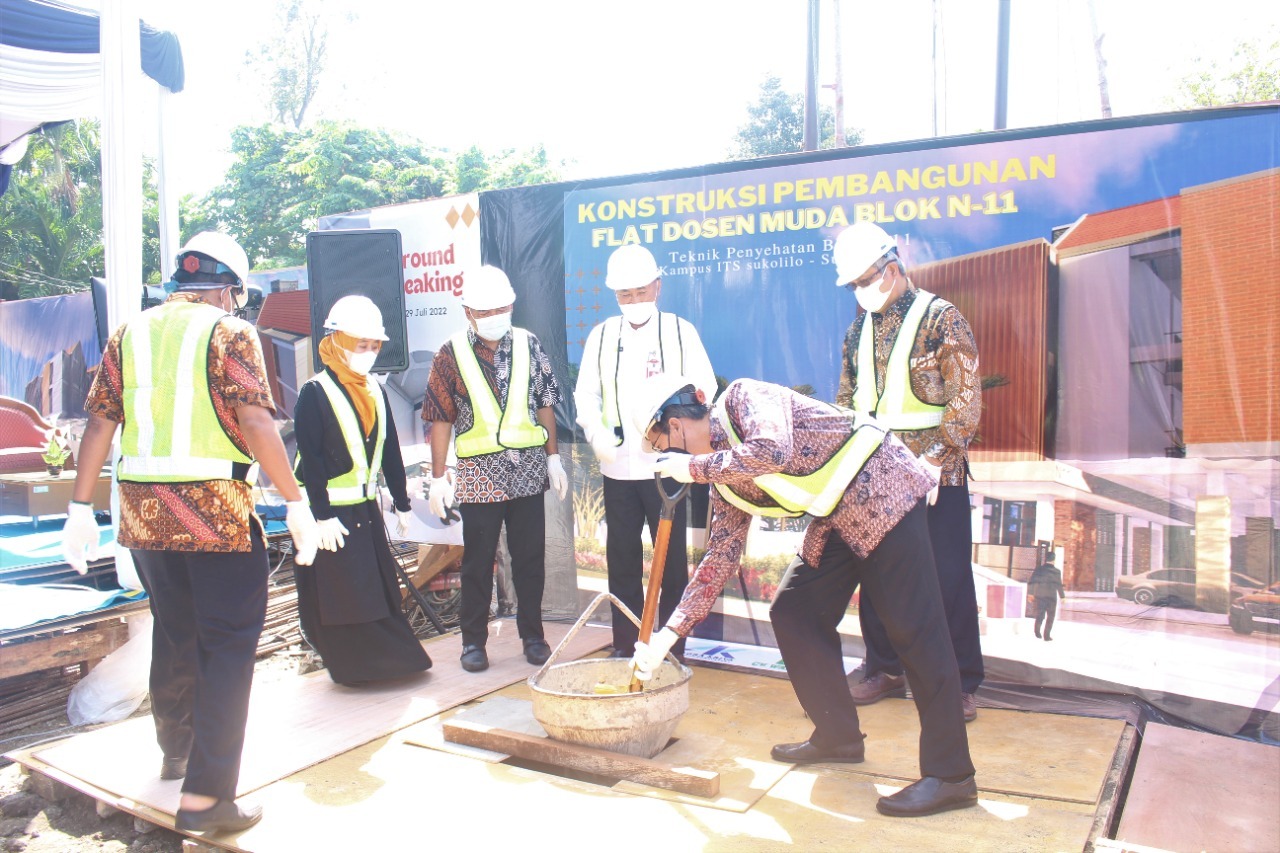 Rektor ITS Prof Dr Ir Mochamad Ashari MEng IPU AEng menuangkan adonan semen sebagai tanda dimulainya pembangunan flat dosen muda ITS