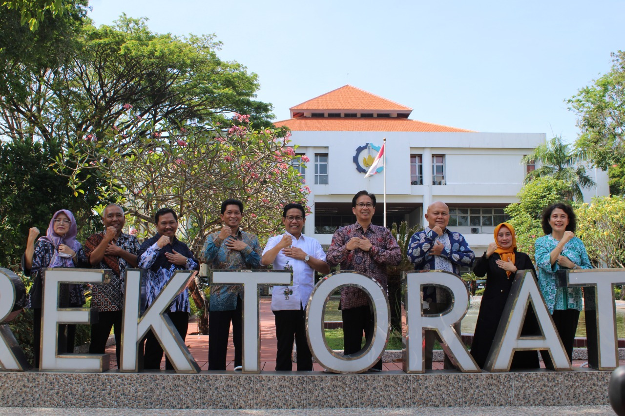 Menteri Desa PDTT Dr HC Drs Abdul Halim Iskandar MPd (tengah) bersama Rektor ITS Prof Dr Ir Mochamad Ashari MEng (empat dari kanan) dan jajarannya di depan Gedung Rektorat ITS