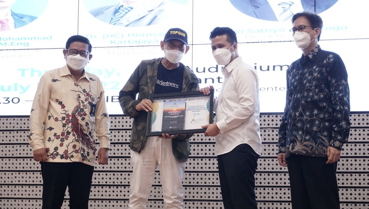 (from left) President Director of Petrokimia Gresik Dwi Sariyo Annurogo, Founder and Chairman of MarkPlus Inc Dr (HC) Hermawan Kartajaya, East Java Deputy Governor Emil Elestianto Dardak, and ITS Chancellor Prof. Dr. Ir Mochamad Ashari MEng IPU AEng during the souvenir handover