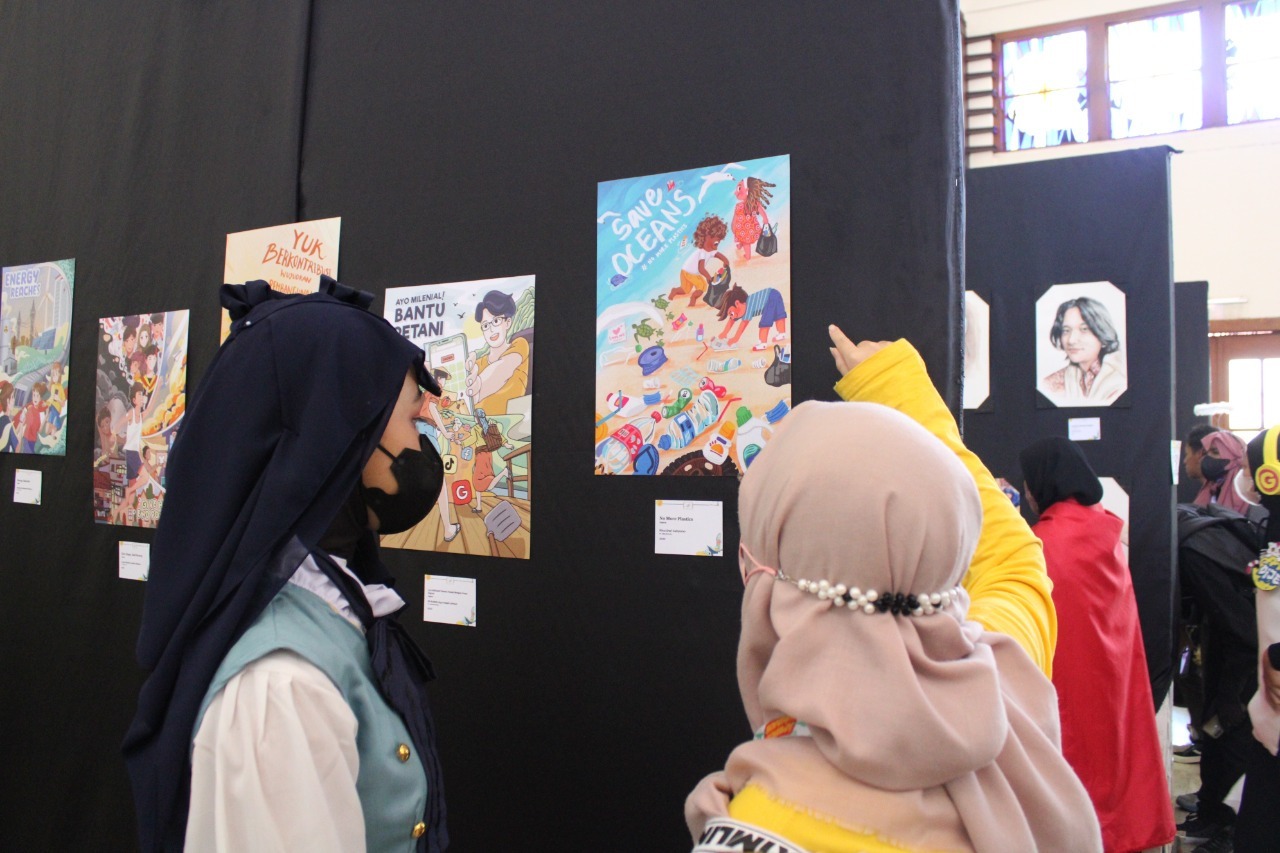 Beberapa pengunjung mengamati poster yang ditampilkan di pameran Rupa Fest 2022 gelaran Departemen Desain Komunikasi Visual ITS