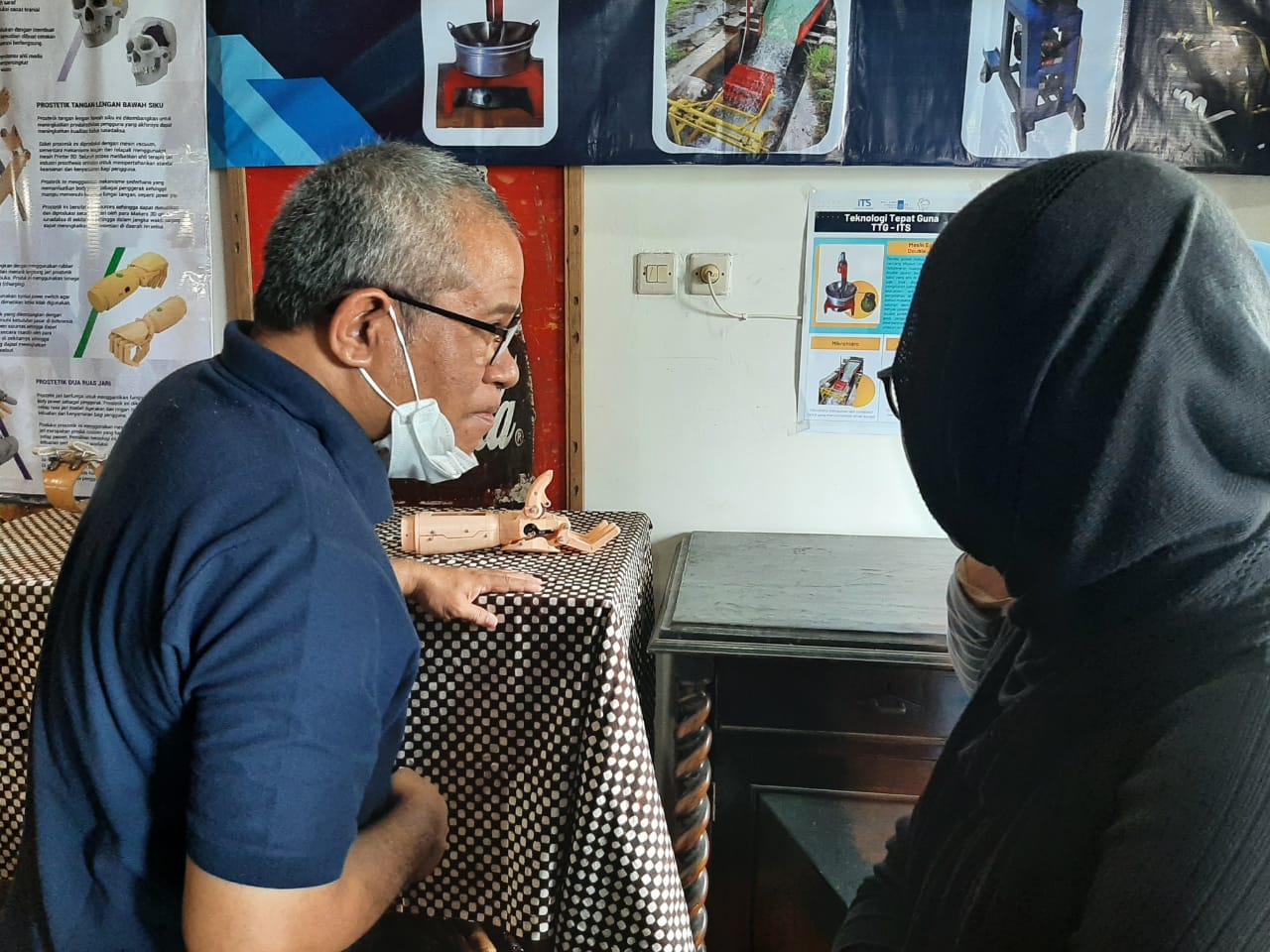 Dekan Fakultas Desain Kreatif dan Bisnis Digital (FDKBD) ITS Imam Baihaqi ST MSc PhD (kiri) sedang menjelaskan produk TTG tangan prostetik kepada para pengusaha Malang