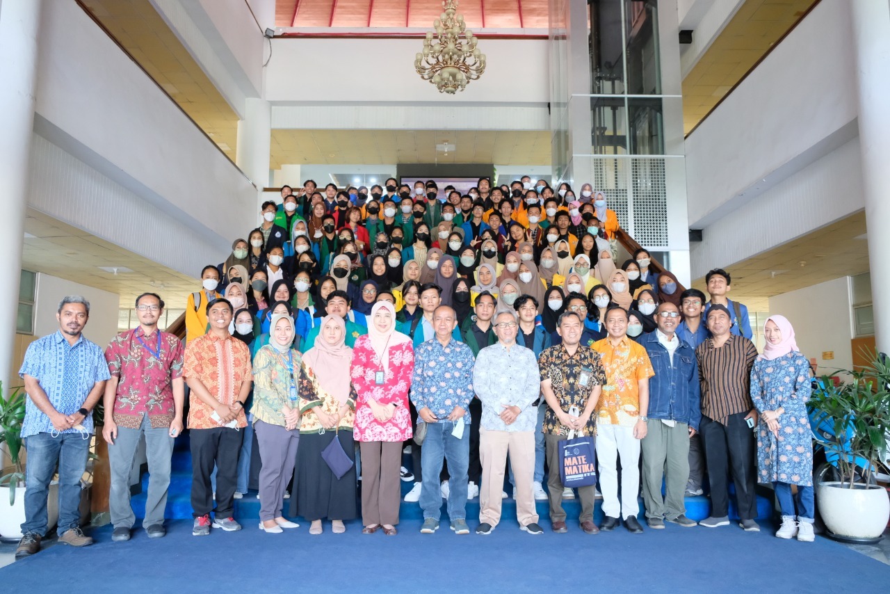 Direktur Pendidikan ITS Dr Eng Siti Machmudah ST MEng bersama jajaran pimpinan ITS dengan para mahasiswa PMM di Gedung Rektorat ITS